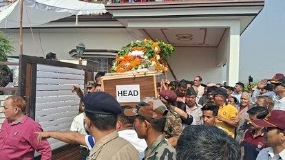 नम आंखों से दी शहीद मेजर को श्रद्धांजलि नम आंखों से दी शहीद मेजर को श्रद्धांजलि