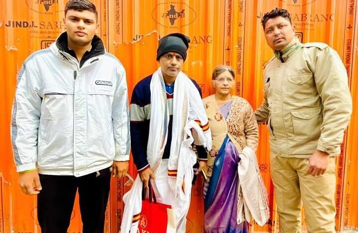 बुजुर्ग महिला श्रद्धालु को मिला खाकी का सहारा बुजुर्ग महिला श्रद्धालु को मिला खाकी का सहारा