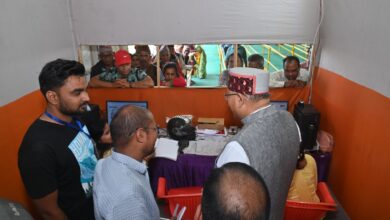 हरिद्वार के ऋषिकुल मैदान पहुंचे मंत्री सतपाल महाराज, चारधाम यात्रा पंजीकरण केन्द्र में व्यवस्थाओं का लिया लिया जायज़ा