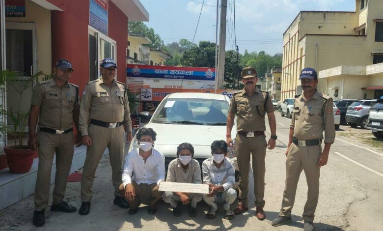 रायवाला क्षेत्र में हुई कार लूट की घटना का दून पुलिस ने किया खुलासा, 03 अभियुक्तों को पुलिस ने किया गिरफ्तार रायवाला क्षेत्र में हुई कार लूट की घटना का दून पुलिस ने किया खुलासा, 03 अभियुक्तों को पुलिस ने किया गिरफ्तार