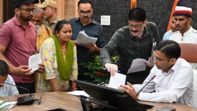 डीएम के जनता दरबार पहुंचा रहा है लोगो को राहत, 4 घंटे चला आज डीएम जनदर्शन