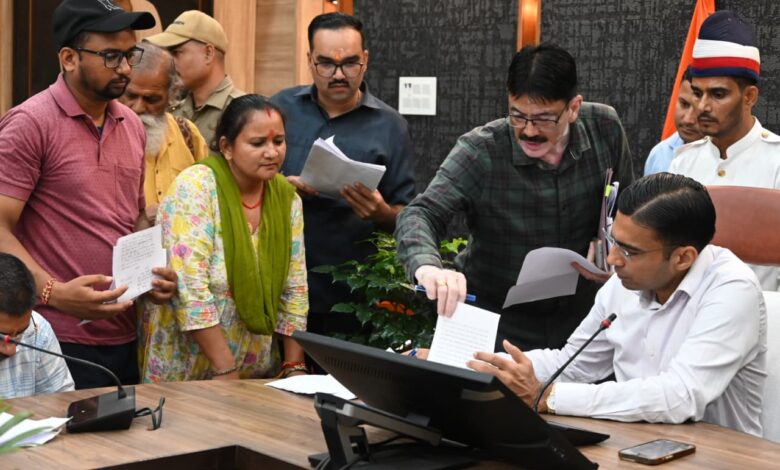 डीएम के जनता दरबार पहुंचा रहा है लोगो को राहत, 4 घंटे चला आज डीएम जनदर्शन